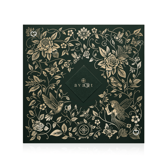 Édition limitée du calendrier de l’avent Avant Skincare 2025, le coffret 12 Jours de Beauté x Wonders réunit une sélection de soins visage primés, allant de sérums délicats à des crèmes onctueuses aux textures sensorielles. Habillé de nuances blanches et argentées, il incarne le raffinement et l’univers du bien-être haut de gamme.