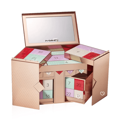 Calendrier de l’Avent Mac Cosmetics 2025 avec 24 produits de maquillage, soins du visage et accessoires beauté dans un coffret avec miroir.